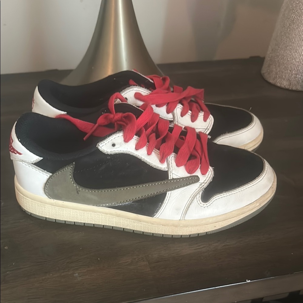 Nike Black and White Sneakers Classic Design